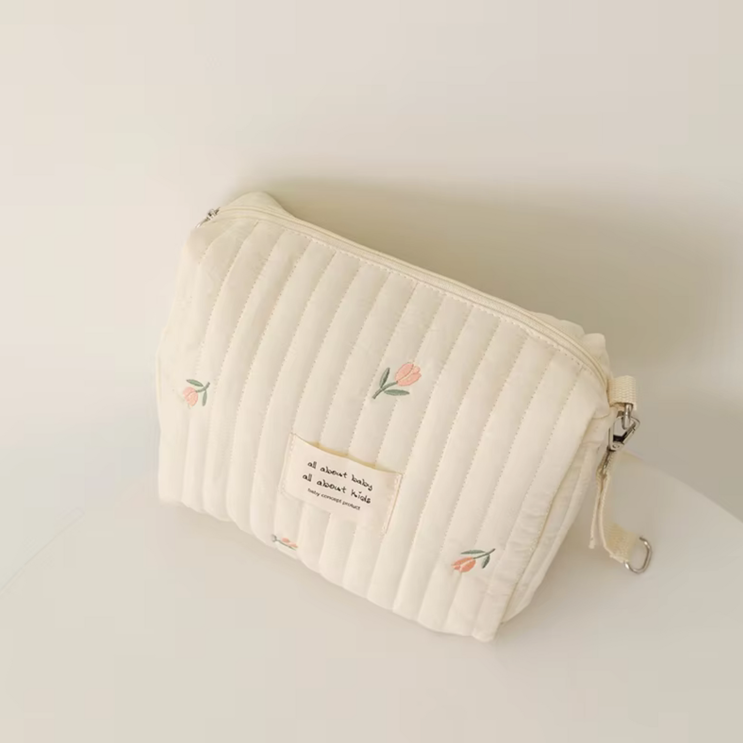 Trousse à langer portable en coton bio pour poussette — design tulipe, pratique et écologique pour organiser les essentiels de bébé
